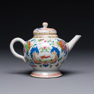 A Chinese famille rose 'Pompadour' teapot and cover, Qianlong — photo 3