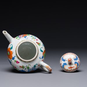 A Chinese famille rose 'Pompadour' teapot and cover, Qianlong — photo 5