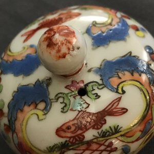A Chinese famille rose 'Pompadour' teapot and cover, Qianlong — 照片 7