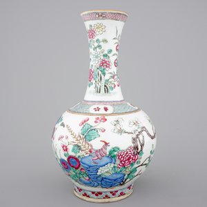 A Chinese famille rose porcelain bottle-shaped vase, 19th C. — 照片 1
