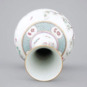 A Chinese famille rose porcelain bottle-shaped vase, 19th C. — 照片 4