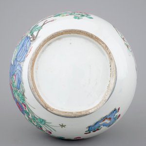 A Chinese famille rose porcelain bottle-shaped vase, 19th C. — 照片 5