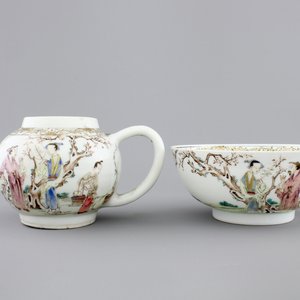 A Chinese famille rose porcelain bowl and matching teapot, Yongzheng, 1722-1735 — foto 1