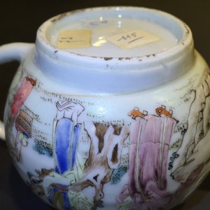 A Chinese famille rose porcelain bowl and matching teapot, Yongzheng, 1722-1735 — foto 11