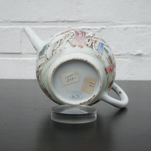 A Chinese famille rose porcelain bowl and matching teapot, Yongzheng, 1722-1735 — foto 12