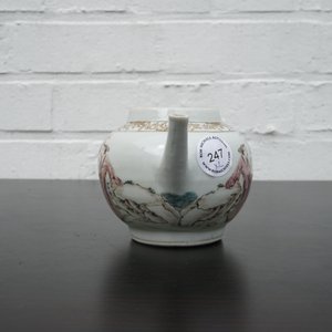 A Chinese famille rose porcelain bowl and matching teapot, Yongzheng, 1722-1735 — foto 14