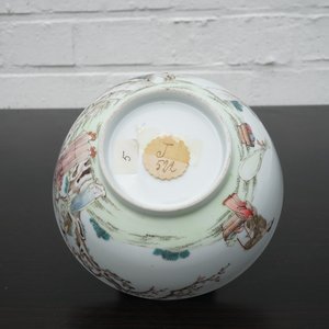 A Chinese famille rose porcelain bowl and matching teapot, Yongzheng, 1722-1735 — foto 18