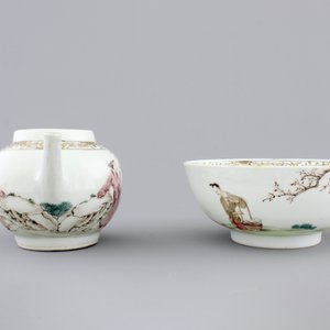 A Chinese famille rose porcelain bowl and matching teapot, Yongzheng, 1722-1735 — foto 2