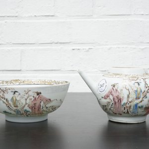 A Chinese famille rose porcelain bowl and matching teapot, Yongzheng, 1722-1735 — foto 24