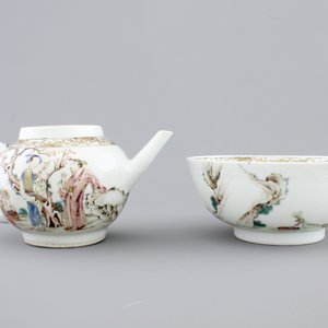 A Chinese famille rose porcelain bowl and matching teapot, Yongzheng, 1722-1735 — foto 3