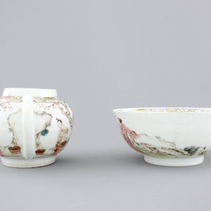 A Chinese famille rose porcelain bowl and matching teapot, Yongzheng, 1722-1735 — foto 4