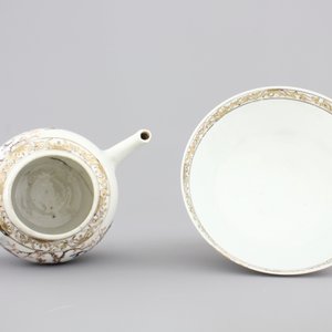A Chinese famille rose porcelain bowl and matching teapot, Yongzheng, 1722-1735 — foto 5