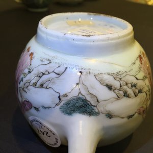 A Chinese famille rose porcelain bowl and matching teapot, Yongzheng, 1722-1735 — foto 7