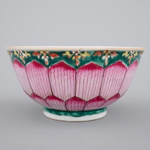 A Chinese famille rose porcelain bowl with lotus decoration, 18/19th C — photo 1