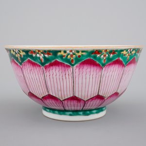 A Chinese famille rose porcelain bowl with lotus decoration, 18/19th C — photo 2