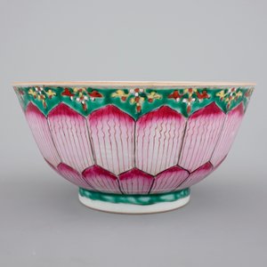 A Chinese famille rose porcelain bowl with lotus decoration, 18/19th C — photo 3