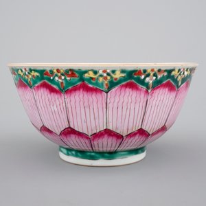 A Chinese famille rose porcelain bowl with lotus decoration, 18/19th C — photo 4