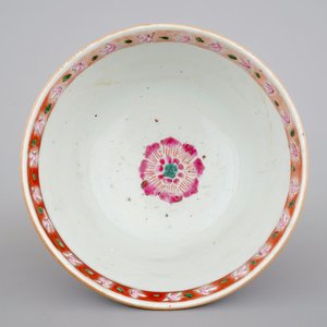A Chinese famille rose porcelain bowl with lotus decoration, 18/19th C — photo 5