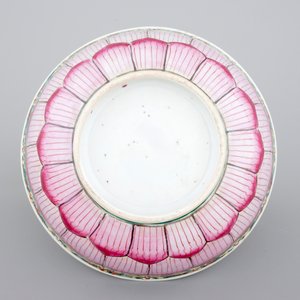 A Chinese famille rose porcelain bowl with lotus decoration, 18/19th C — photo 6