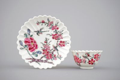 Une tasse et soucoupe en porcelaine de Chine famille rose aux oiseaux entre fleurs, 18ème