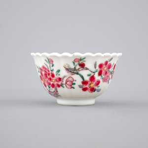 A Chinese famille rose porcelain cup and saucer with birds among flowers, 18th C. — photo 4
