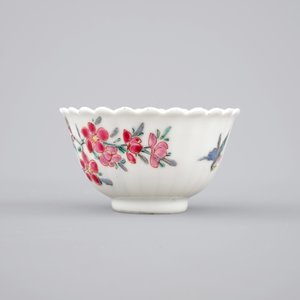 A Chinese famille rose porcelain cup and saucer with birds among flowers, 18th C. — photo 5