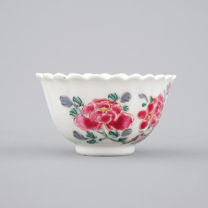 A Chinese famille rose porcelain cup and saucer with birds among flowers, 18th C. — photo 7