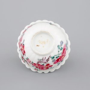 A Chinese famille rose porcelain cup and saucer with birds among flowers, 18th C. — photo 9