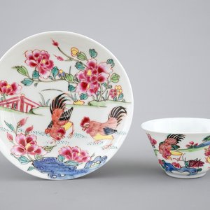 Een Chinese famille rose kop en schotel met hanen, Yongzheng, 1722-1735 — foto 1