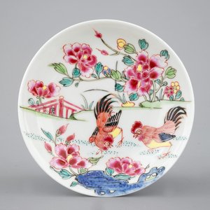 Een Chinese famille rose kop en schotel met hanen, Yongzheng, 1722-1735 — foto 3