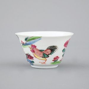 Een Chinese famille rose kop en schotel met hanen, Yongzheng, 1722-1735 — foto 5