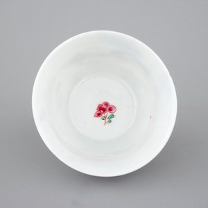 Een Chinese famille rose kop en schotel met hanen, Yongzheng, 1722-1735 — foto 8