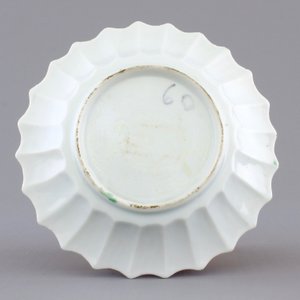 A Chinese famille rose porcelain cup and saucer with fishermen, Yongzheng, 1722-1735 — photo 3