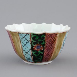 A Chinese famille rose porcelain cup and saucer with fishermen, Yongzheng, 1722-1735 — photo 5