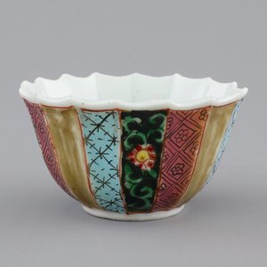 A Chinese famille rose porcelain cup and saucer with fishermen, Yongzheng, 1722-1735 — photo 6