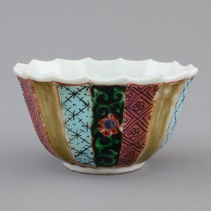 A Chinese famille rose porcelain cup and saucer with fishermen, Yongzheng, 1722-1735 — photo 7