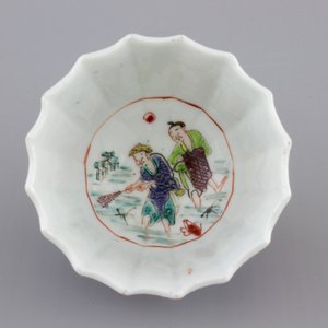 A Chinese famille rose porcelain cup and saucer with fishermen, Yongzheng, 1722-1735 — photo 8