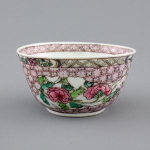 A Chinese famille rose porcelain cup and saucer with narcissus, chrysanthemum and peony, Yongzheng, 1722-1735 — photo 4