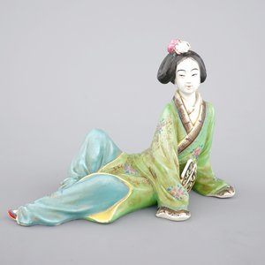 A Chinese famille rose porcelain figure of a reclining lady, 20th C — foto 1
