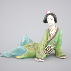 A Chinese famille rose porcelain figure of a reclining lady, 20th C — foto 2