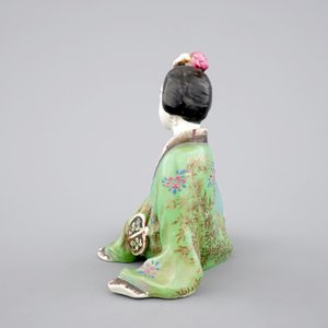 A Chinese famille rose porcelain figure of a reclining lady, 20th C — foto 3