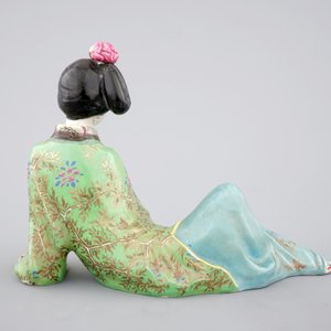 A Chinese famille rose porcelain figure of a reclining lady, 20th C — foto 4