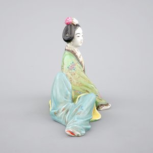 A Chinese famille rose porcelain figure of a reclining lady, 20th C — foto 5