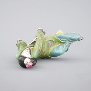 A Chinese famille rose porcelain figure of a reclining lady, 20th C — foto 6