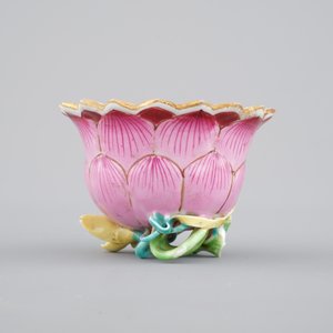 A Chinese famille rose porcelain lotus cup and saucer, Yongzheng, 1722-1735 — photo 5