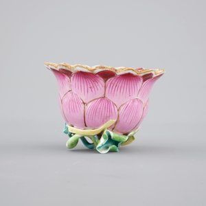 A Chinese famille rose porcelain lotus cup and saucer, Yongzheng, 1722-1735 — photo 6