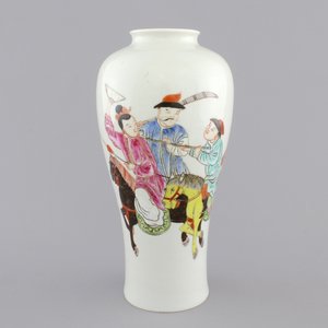 A Chinese famille rose porcelain meiping vase, 19th C. — photo 1