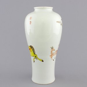 A Chinese famille rose porcelain meiping vase, 19th C. — photo 3