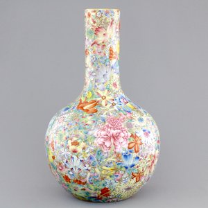 A Chinese famille rose porcelain millefleurs bottle vase, 19th C. — photo 1