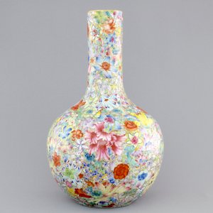 A Chinese famille rose porcelain millefleurs bottle vase, 19th C. — photo 2